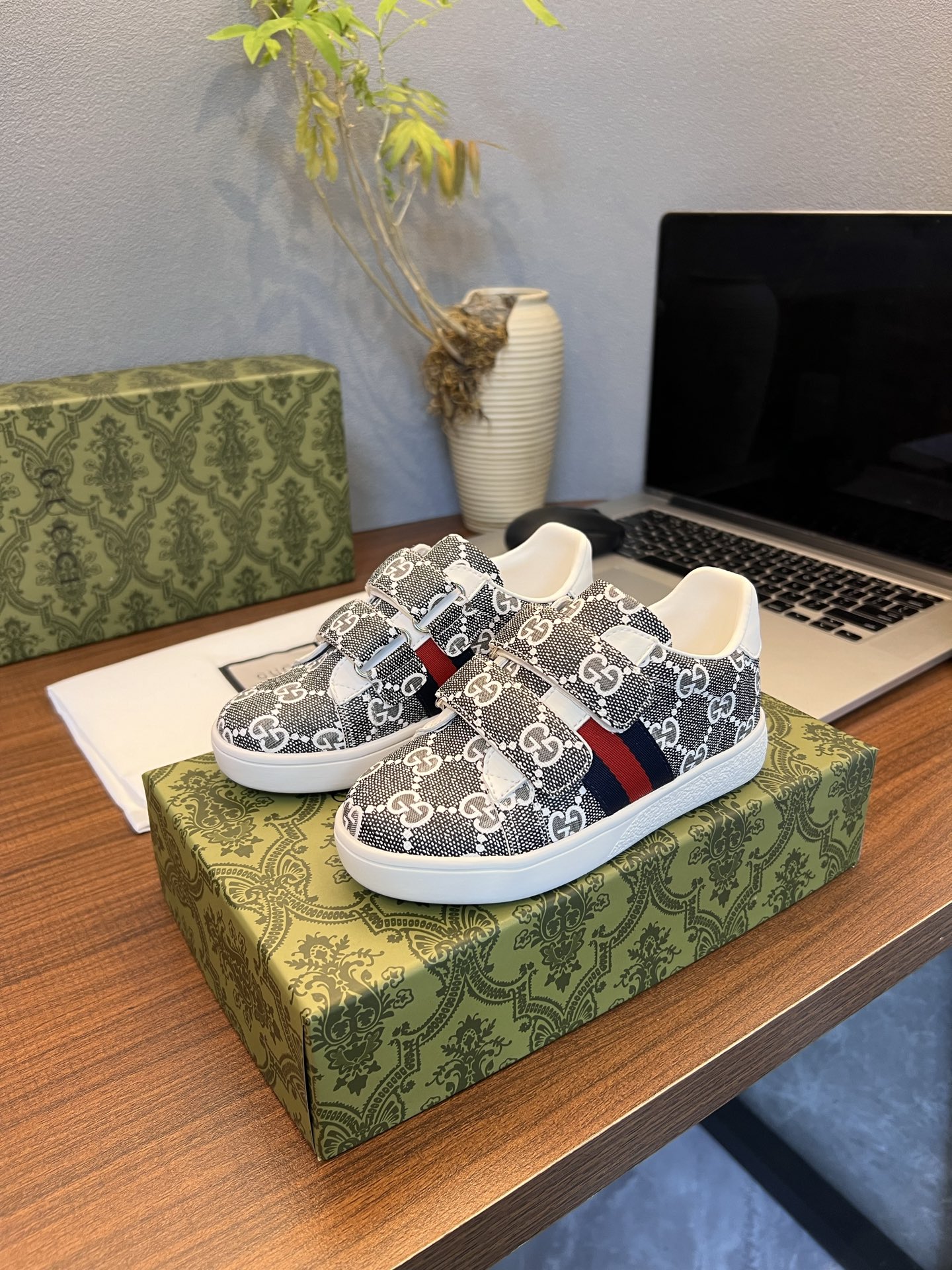 Children's shoes child